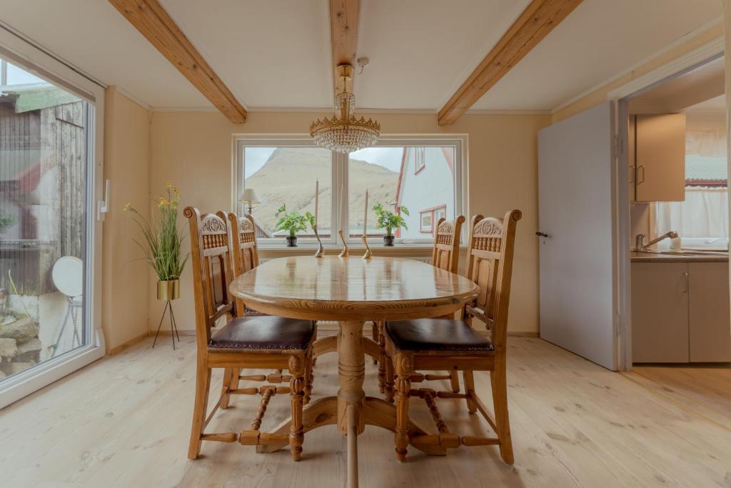Cozy Cottage / 3BR / Hiking / Nature photo 2