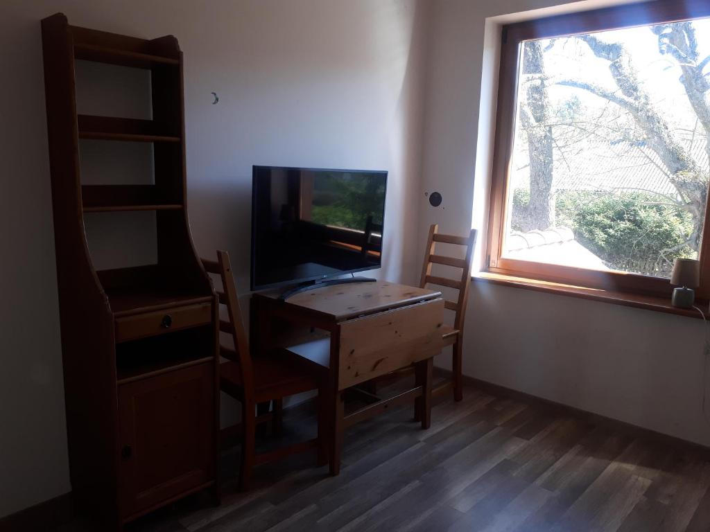 Dom nad jeziorem z linią brzegową photo 1