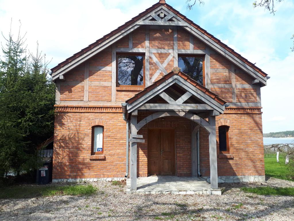 Dom nad jeziorem z linią brzegową photo 3