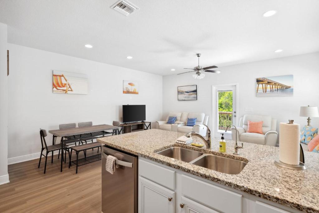 Hathaway Townhomes - 7584 Shadowlake by Nautical Properties photo 2
