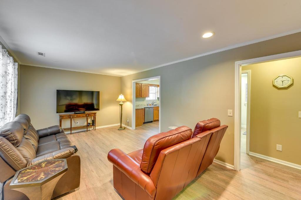 Charming Bluffton Vacation Home with Smart TVs! photo 4