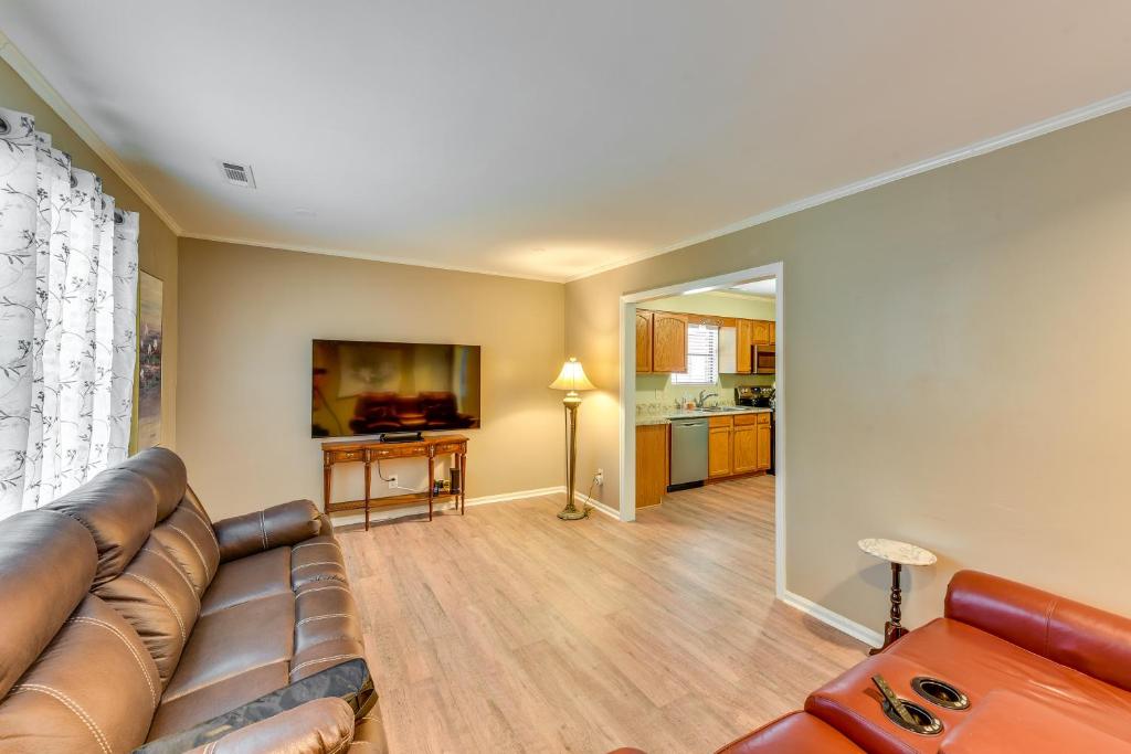 Charming Bluffton Vacation Home with Smart TVs! photo 3