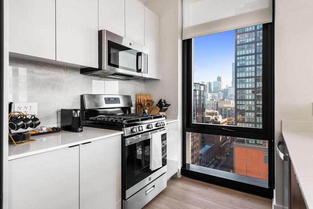 Avra Stylish Apartments Prime West Loop Location Near Union Park - Tap to explore photos