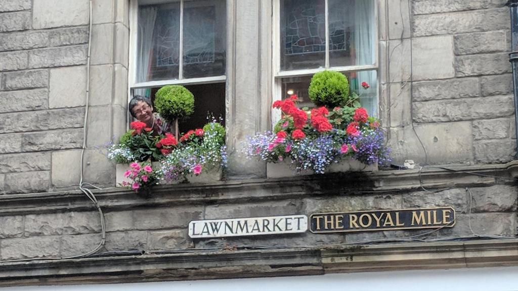Royal Mile Apartment, 1 minute from the castle. - Tap to explore photos