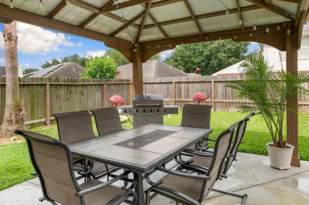 Flamingo Pool Oasis with Covered Patio, BBQ, 4 BR photo 1