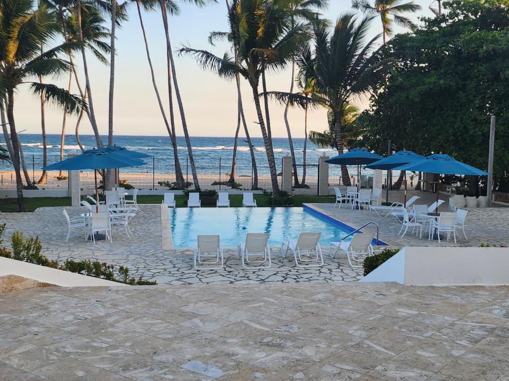 3 bedroom, front of the beach and pool photo 2