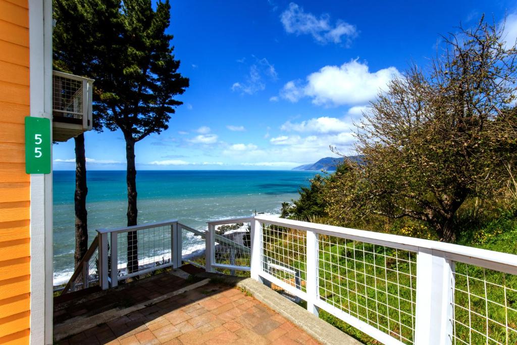 Breathtaking Oceanview! Hot Tub! Oceanfront! Shelter Cove CA photo 3