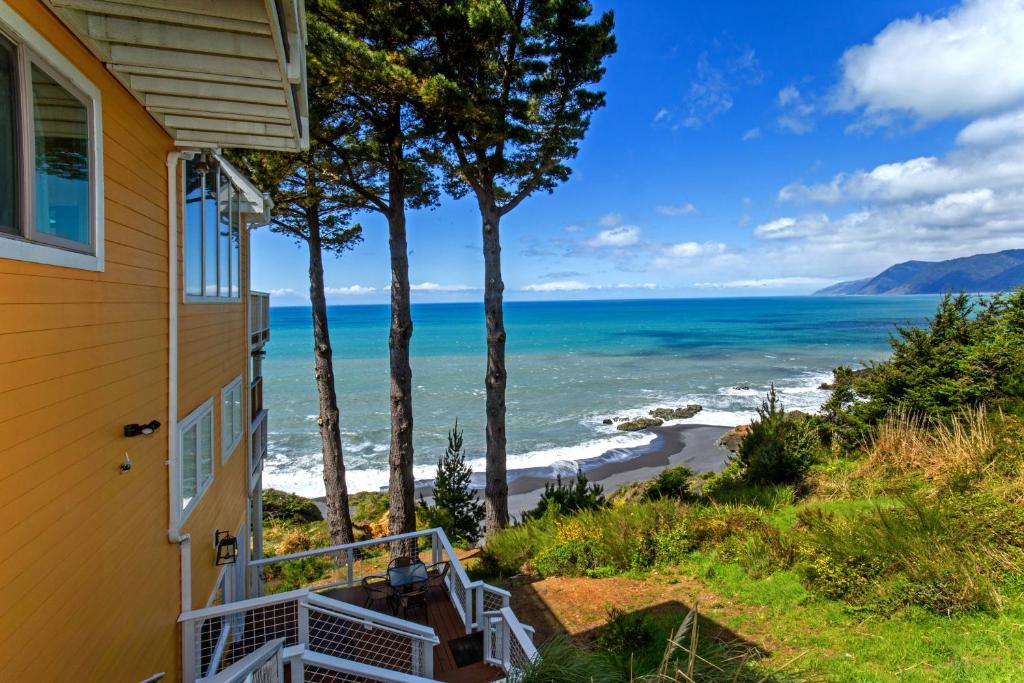 Breathtaking Oceanview! Hot Tub! Oceanfront! Shelter Cove CA photo 4