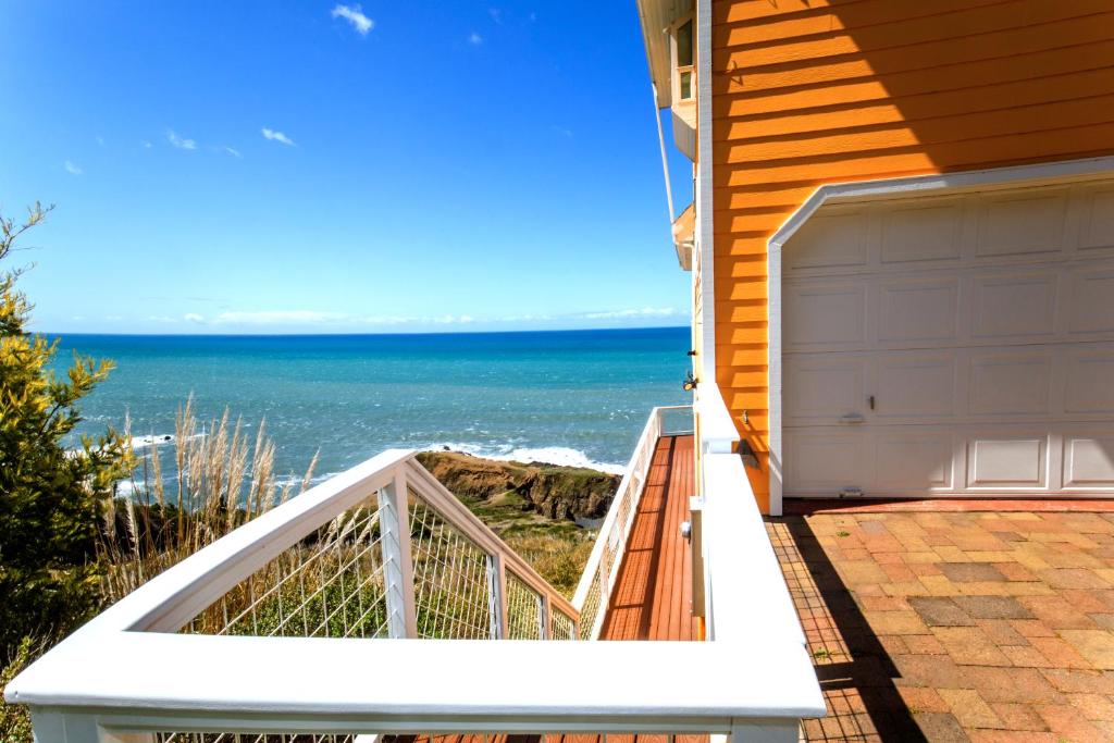 Amazing Oceanview, Oceanfront! Hot Tub! Shelter Cove, CA photo 4