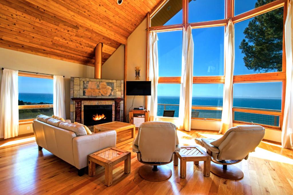 Gorgeous Oceanview, Hot Tub! Oceanfront! Shelter Cove, CA photo 3