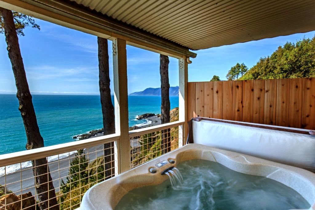 Amazing Oceanview, Oceanfront! Hot Tub! Shelter Cove, CA