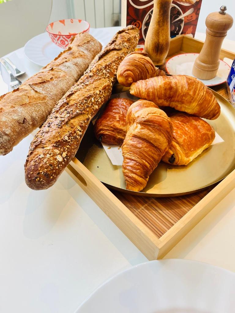 Private rooms in a Tiny home 4 min drive to Airport CDG ,1 private bathroom ideal for families and friends photo 4