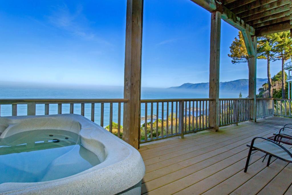 Incredible Ocean View, Oceanfront! Hot Tub! Shelter Cove, CA photo 3