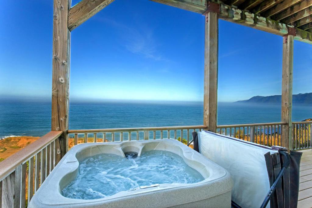 Incredible Ocean View, Oceanfront! Hot Tub! Shelter Cove, CA