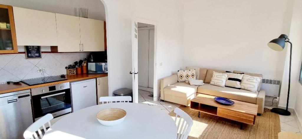Bright Appartment perfect location photo 2