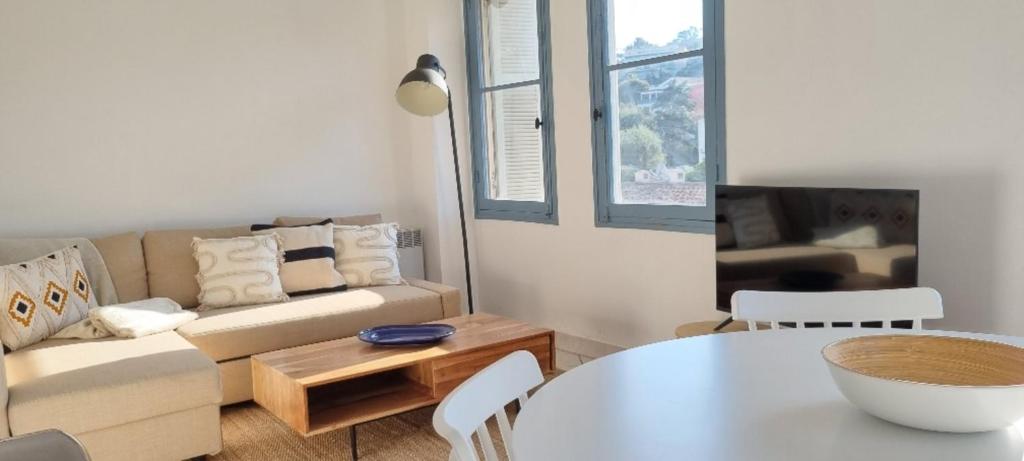 Bright Appartment perfect location photo 4