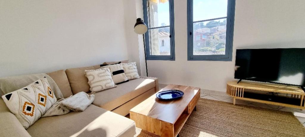 Bright Appartment perfect location photo 3