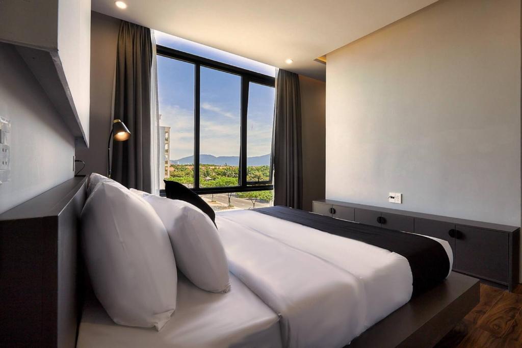 Modern 2 Bdr Apt, Large living room, High speed wifi