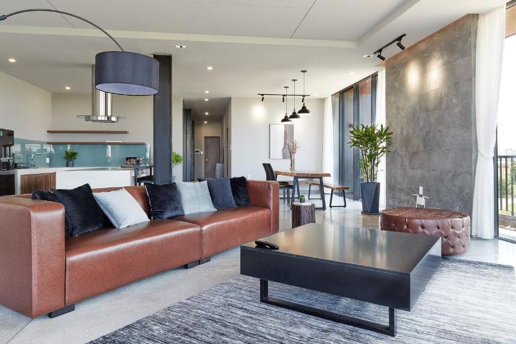 Modern 2 Bdr Apt, Large living room, High speed wifi