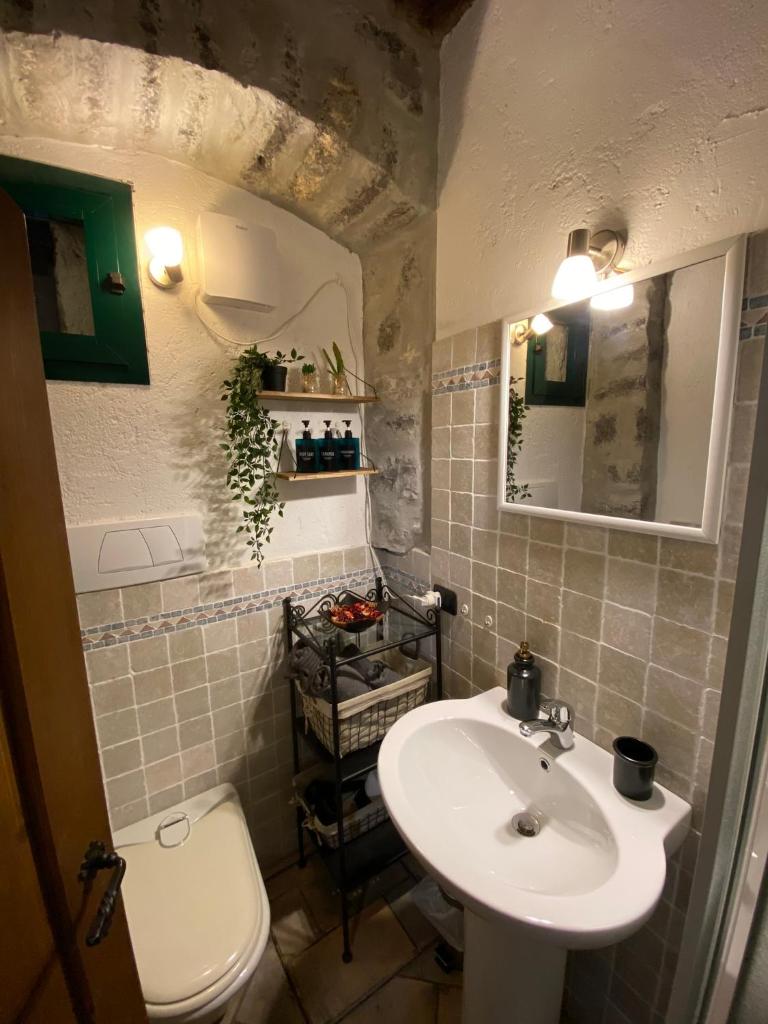 La Casa nei Vicoli: in Centro a Due Passi dal Lago photo 2