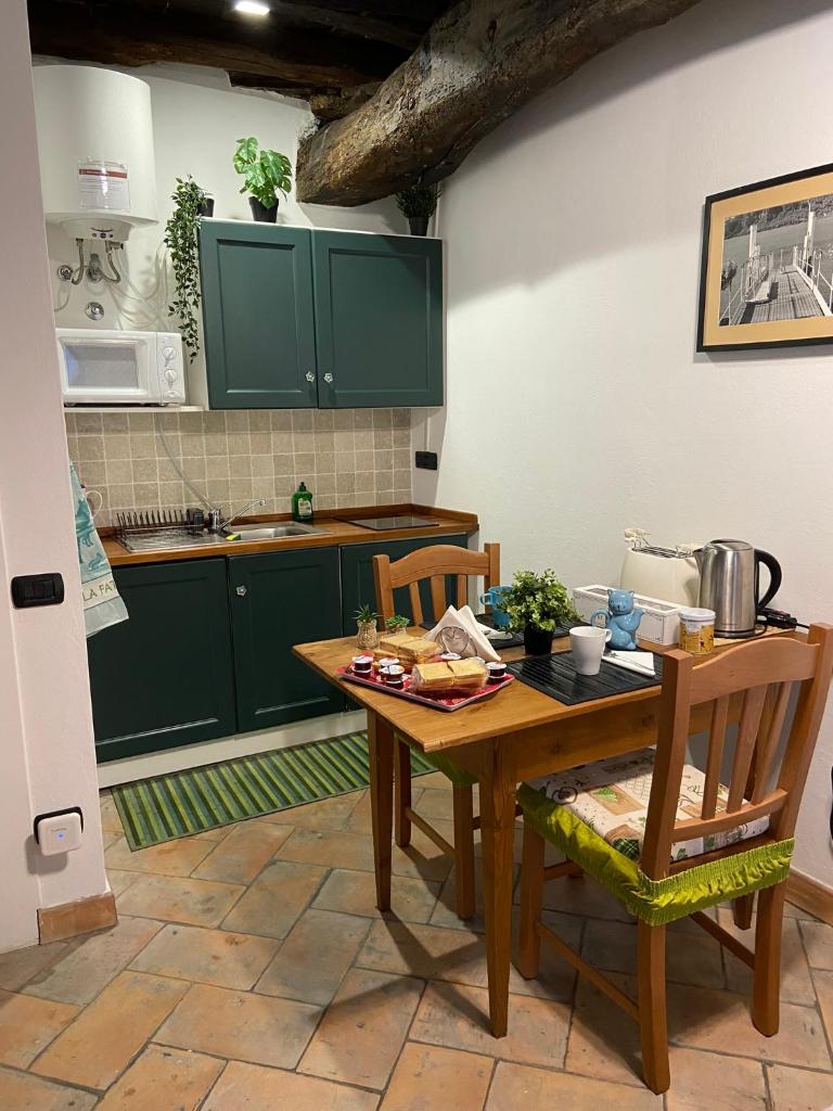La Casa nei Vicoli: in Centro a Due Passi dal Lago photo 1