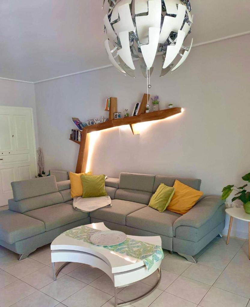 Modern 2BR city flat 10min from the beach - Tap to explore photos