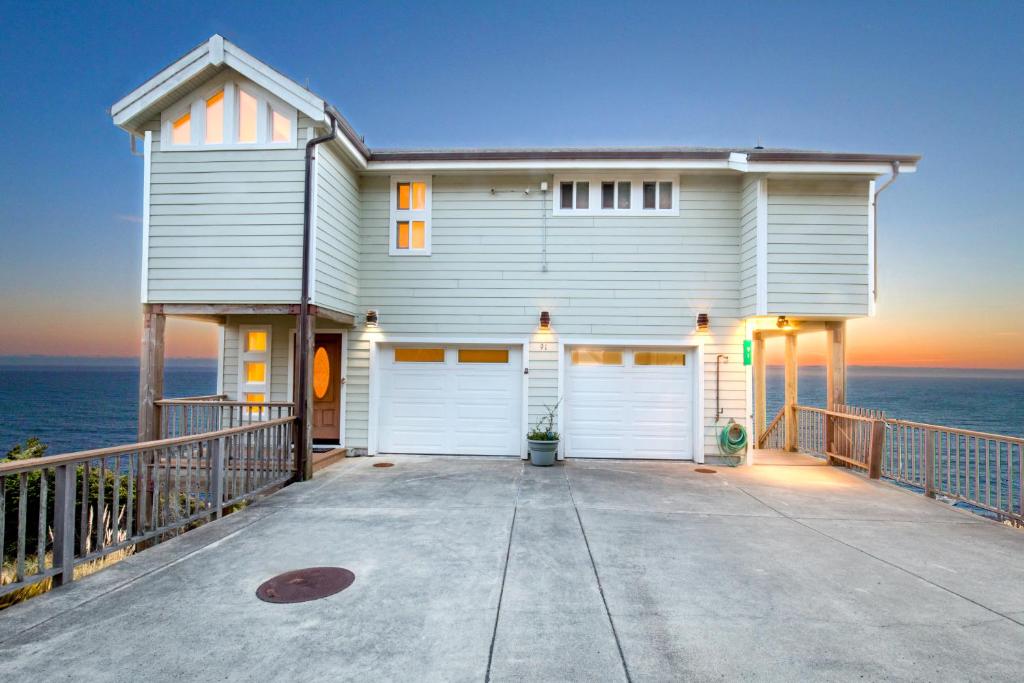Spectacular Ocean View Penthouse Oceanfront! Hot Tub! Shelter Cove, CA photo 1
