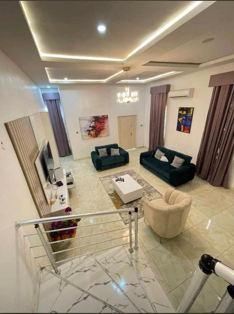 Jilles apartments -4bedroomduplex24hrlight&security photo 2