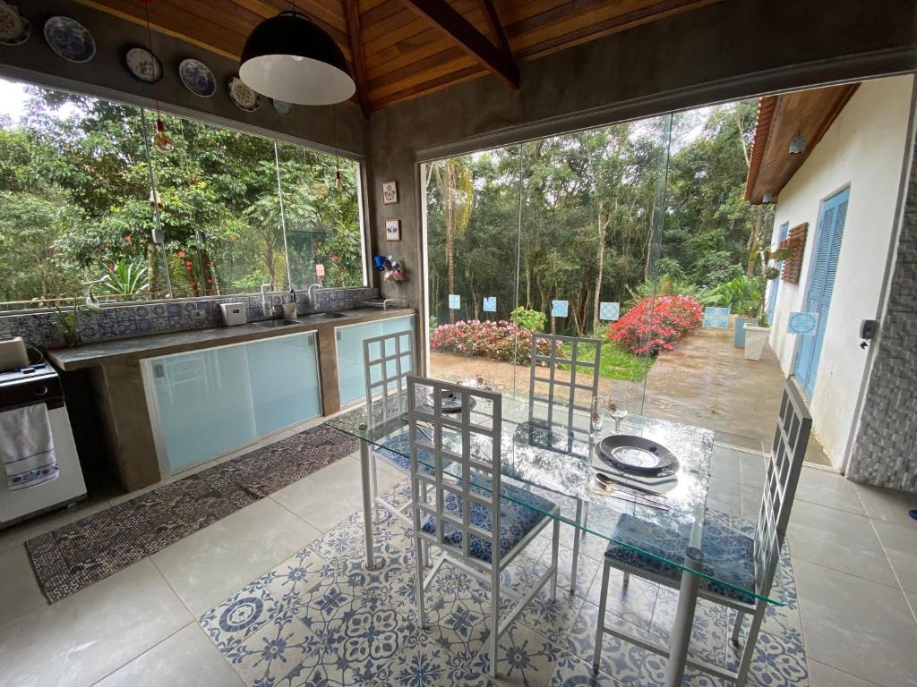 Casa de campo com muito verde e paz/2 quartos/Wi-Fi/churrasqueira/ deck/ trilha/ minha cachoeira photo 3