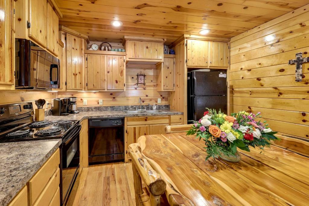 Broken Bow Rental Cabin with Outdoor Fireplace! photo 2
