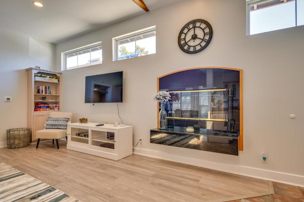 Luxe Pasadena Casita with Fireplace and Grill photo 1