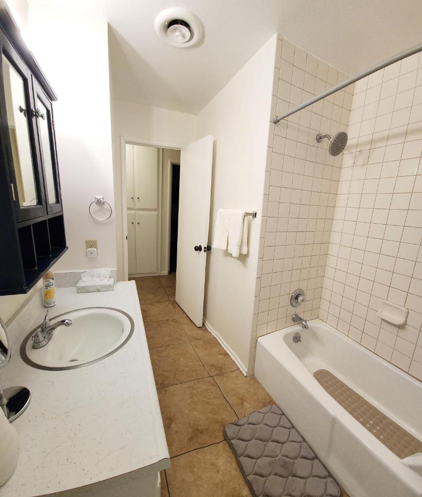 Private, Spacious, 4x Queen, 300 MBPS Internet with Backyard! - Tap to explore photos