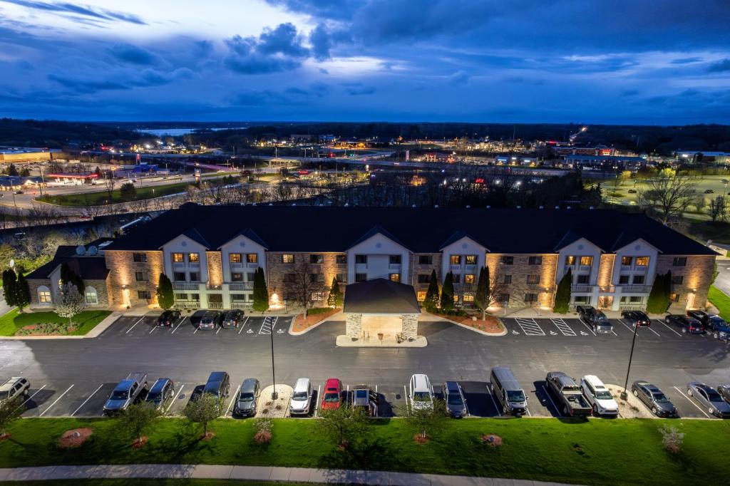 La Quinta Inn & Suites by Wyndham Milwaukee Delafield image