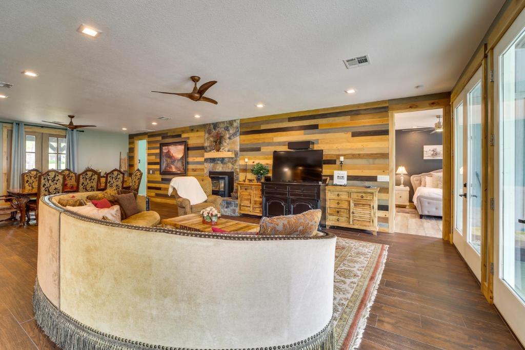 Beautiful Lake House with Hot Tub and Shared Dock! photo 3