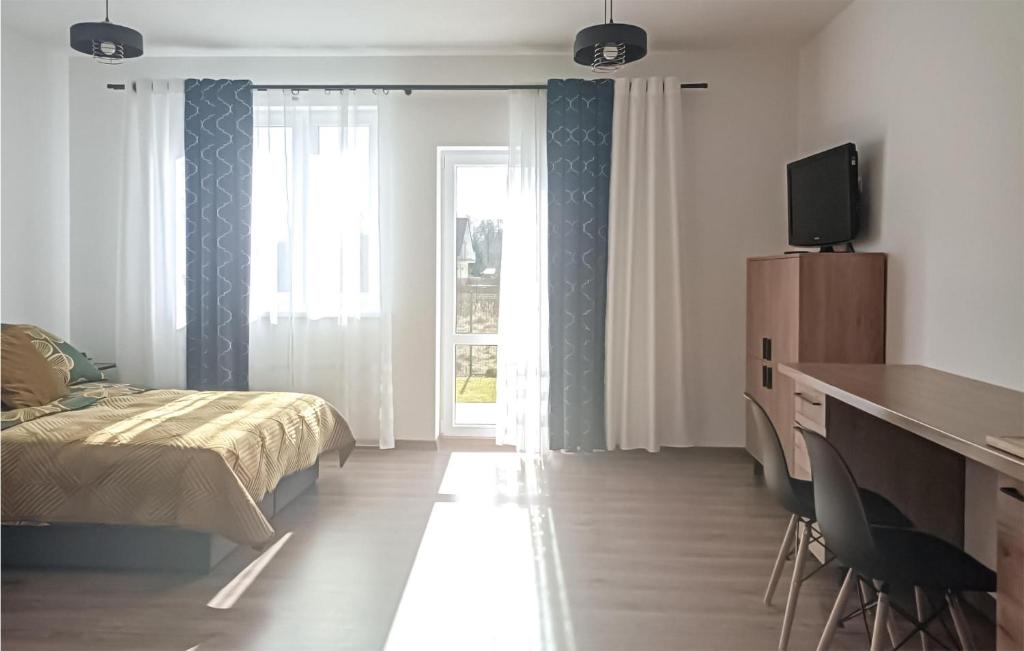 Stunning Apartment In Wilcze With Jacuzzi, Sauna And Wifi photo 2