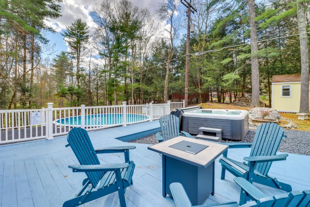 East Stroudsburg House with Hot Tub and Pool! photo 2