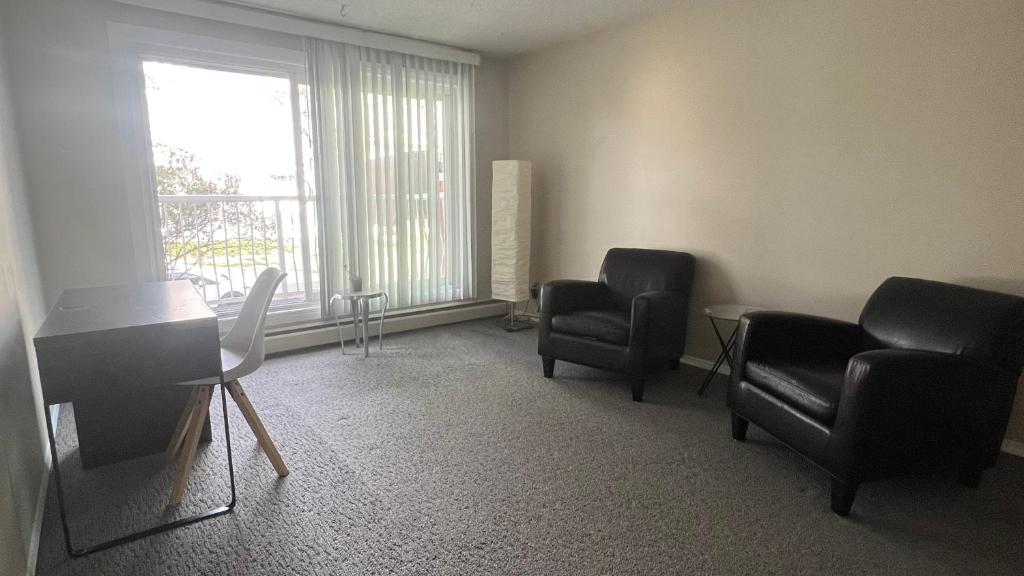 Private Room in Oliver 104 ave, Across Grand McEwan University, Norquest College, A Chic Location! photo 4