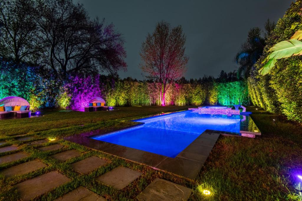 Woodland Hills Paradise Resort Style Home photo 2
