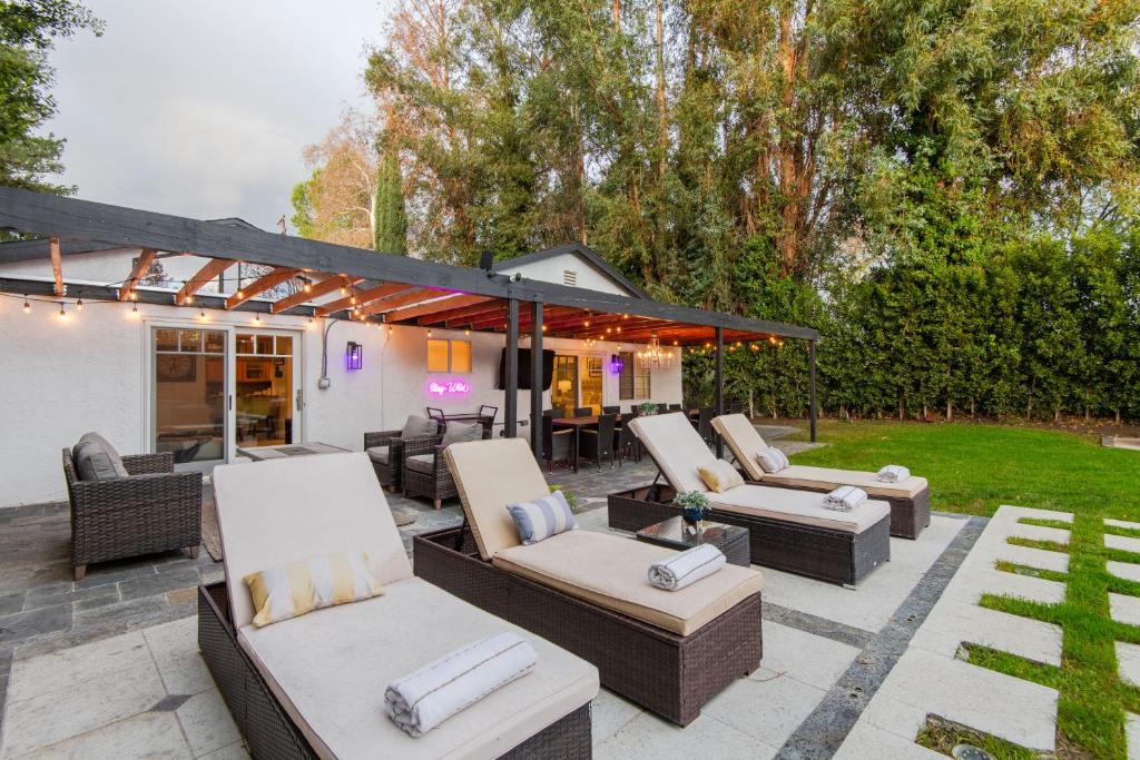 Woodland Hills Paradise Resort Style Home photo 4