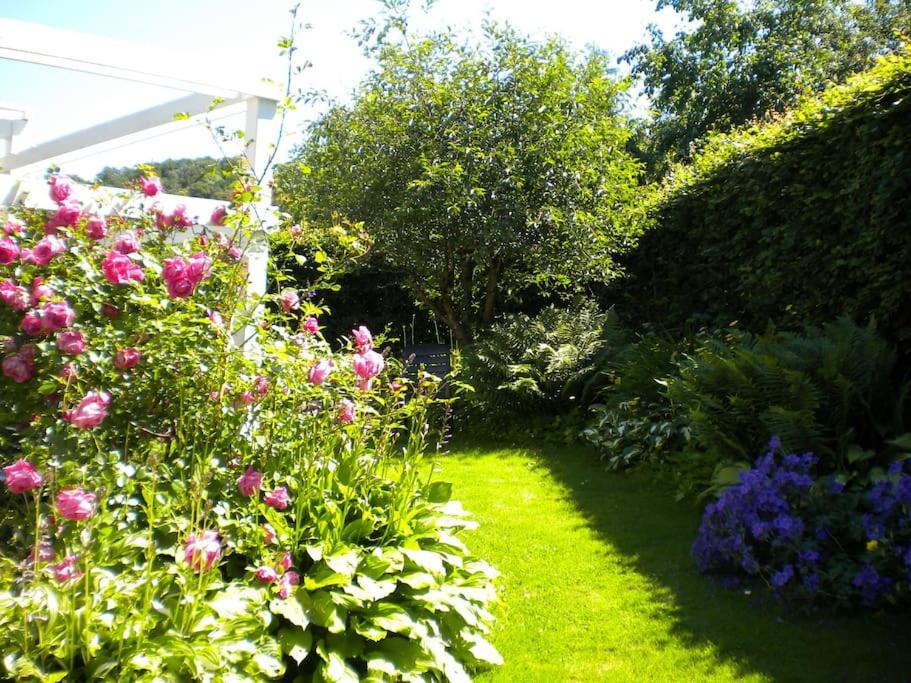 Villa med blommande trädgård, centralt Båstad photo 1