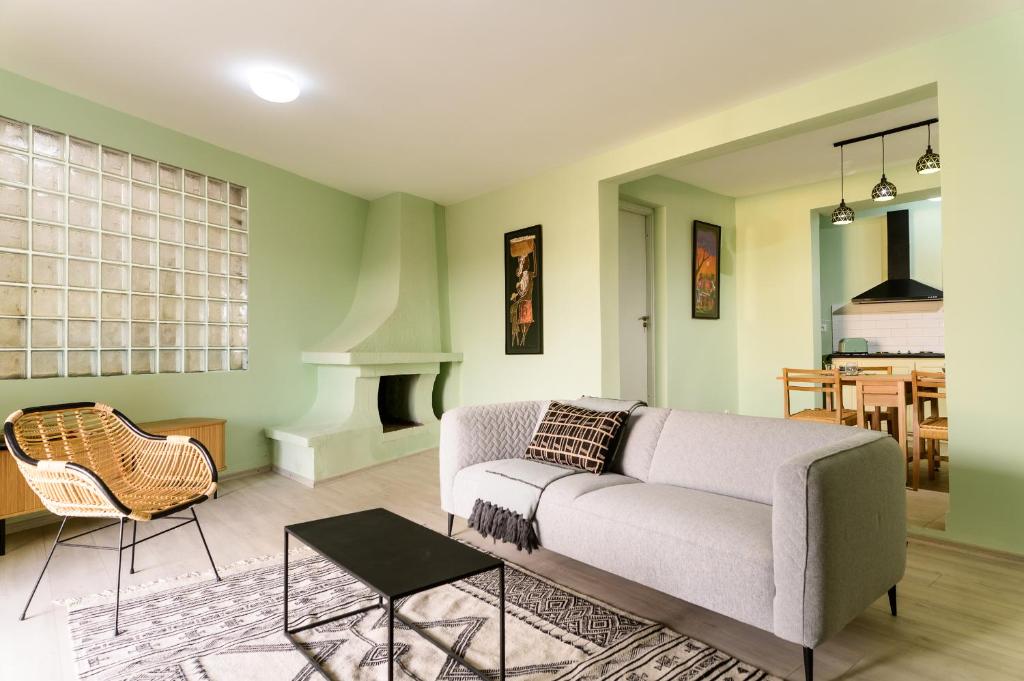 Newly renovated & cozy apartment photo 3