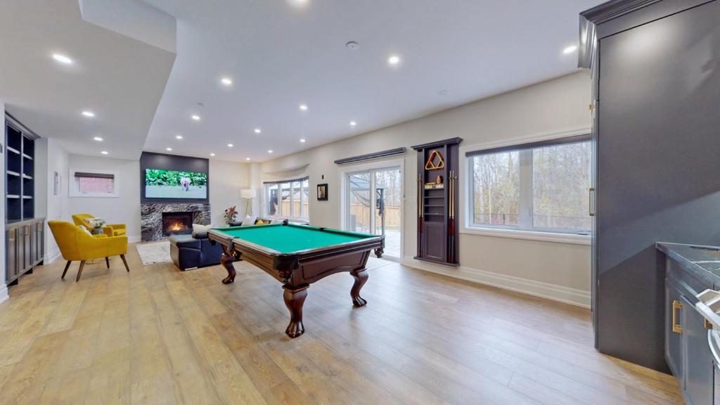 Family Modern walkout Basement wSauna Indoor Fireplace Wifi photo 4
