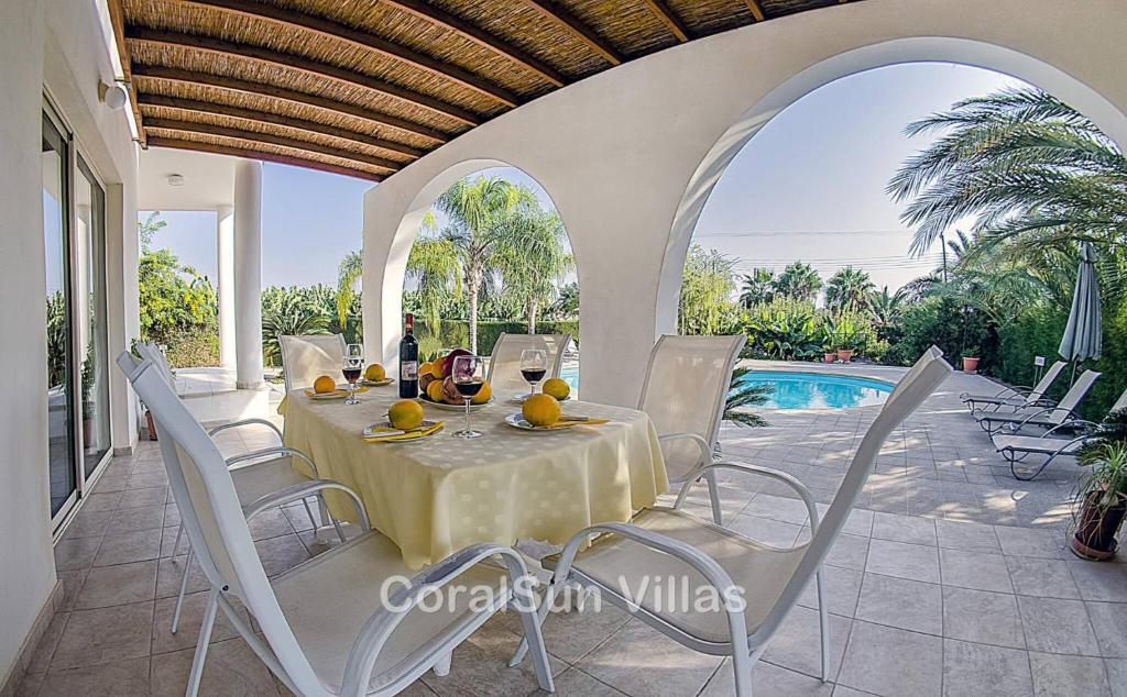 Amazing Pool, Privacy, Amenities nearby photo 1