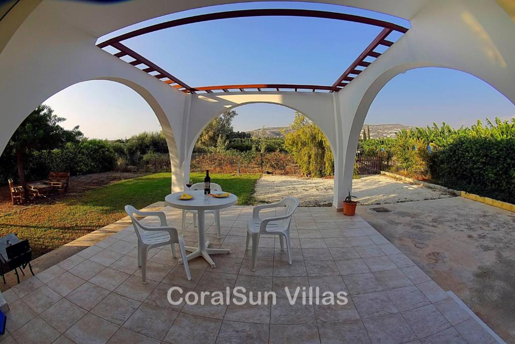 Amazing Pool, Privacy, Amenities nearby photo 2