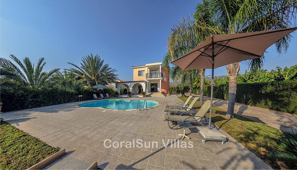Amazing Pool, Privacy, Amenities nearby photo 3