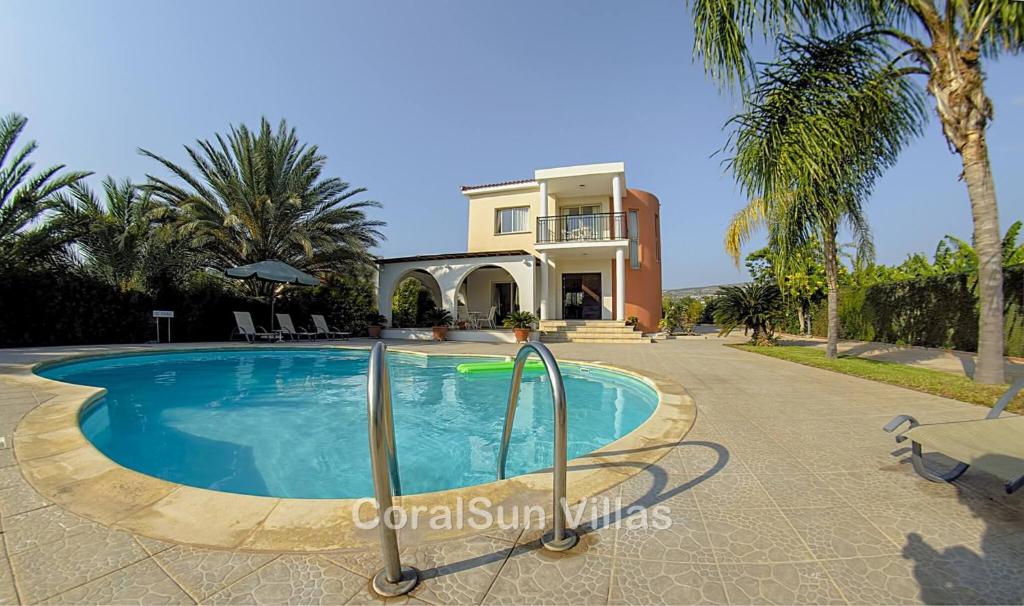 Amazing Pool, Privacy, Amenities nearby photo 4