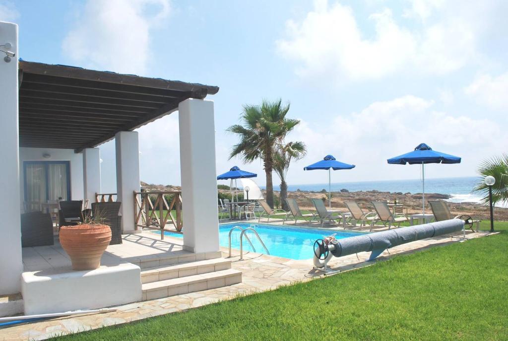Sea Front Villa, Heated Private Pool, Amazing location Paphos 323 photo 4
