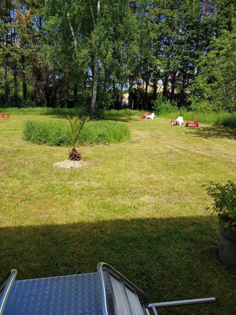 03 - Joli studio rdc avec petit jardin et porte donnant sur parking comme une maison photo 3