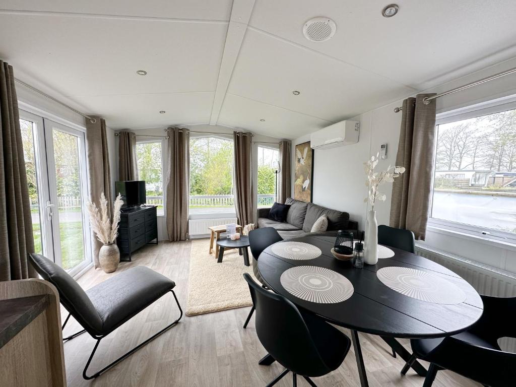 Chalet 527 op Recreatiepark De Wielen photo 2