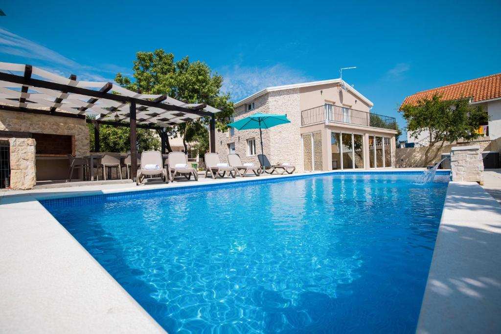 1oak villa photo 1